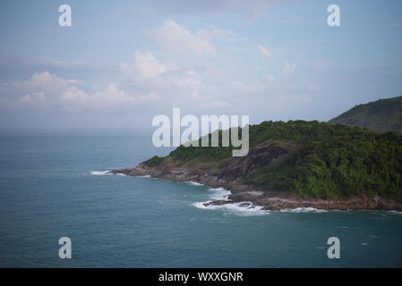 Giorno nuvoloso al Promthep Cape in Phuket Thailandia Foto Stock