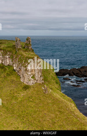 Dunseverick (Irish Dún Sobhairce, significato 'Sobhairce's fort') è un paesino vicino Il Selciato del gigante nella contea di Antrim, Irlanda del Nord. Foto Stock