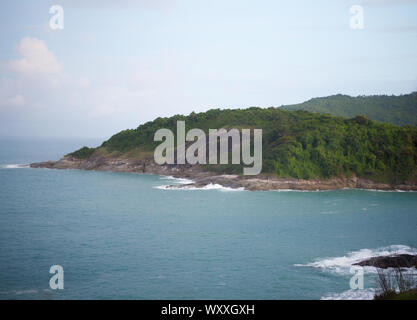 Giorno nuvoloso al Promthep Cape in Phuket Thailandia Foto Stock