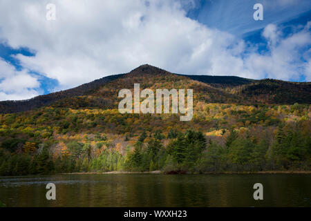 I colori dell'autunno al suggestivo e spettacolare la montagna Equinox e uno stagno di Manchester, Vermont, USA Foto Stock
