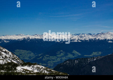 Vista dal Karwendel sulla valle dell'Inn per le Alpi di Tux. Foto Stock