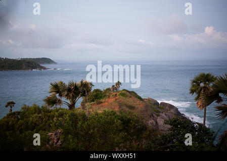 Giorno nuvoloso al Promthep Cape in Phuket Thailandia Foto Stock