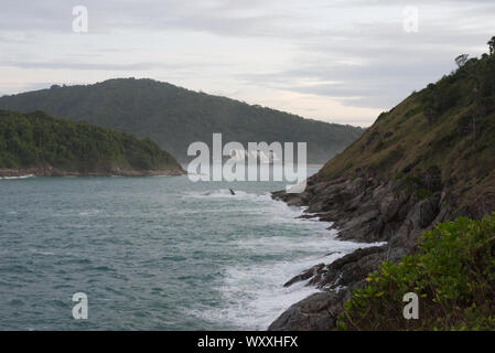 Giorno nuvoloso al Promthep Cape in Phuket Thailandia Foto Stock