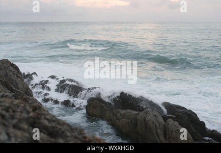 Giorno nuvoloso al Promthep Cape in Phuket Thailandia Foto Stock