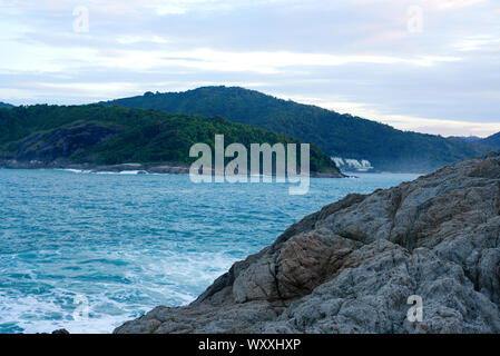 Giorno nuvoloso al Promthep Cape in Phuket Thailandia Foto Stock