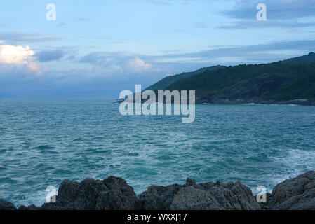 Giorno nuvoloso al Promthep Cape in Phuket Thailandia Foto Stock