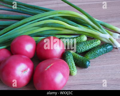 Le verdure su una tavola di legno Foto Stock