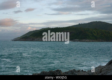 Giorno nuvoloso al Promthep Cape in Phuket Thailandia Foto Stock