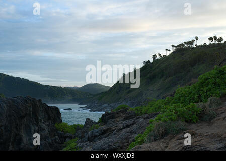 Giorno nuvoloso al Promthep Cape in Phuket Thailandia Foto Stock