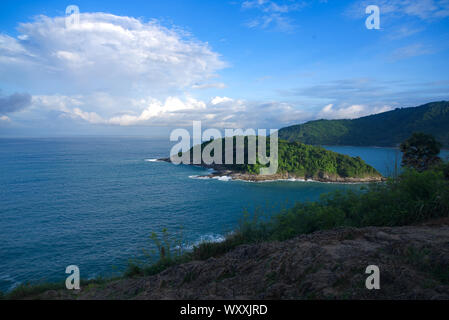 Giorno nuvoloso al Promthep Cape in Phuket Thailandia Foto Stock