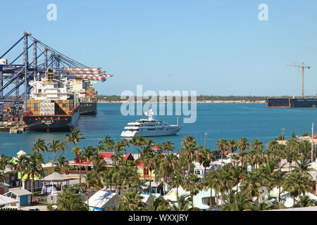 Il porto commerciale di Freeport, Grand Bahama Island. Un terminal per navi da crociera così come un contenitore porta e il cantiere navale. Aprile 2018. Foto Stock