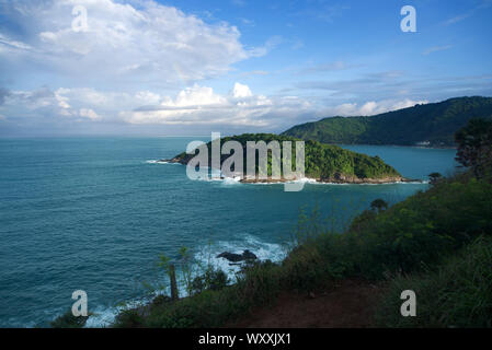 Giorno nuvoloso al Promthep Cape in Phuket Thailandia Foto Stock