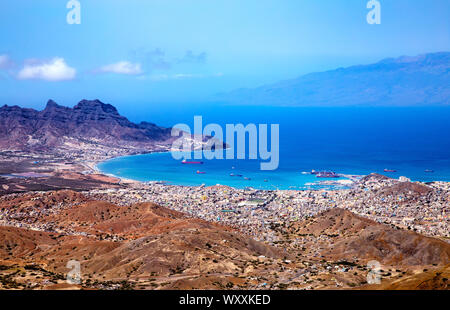La baia e la città di Mindelo, isola di São Vicente, Capo Verde, Cabo Verde, Africa. Foto Stock