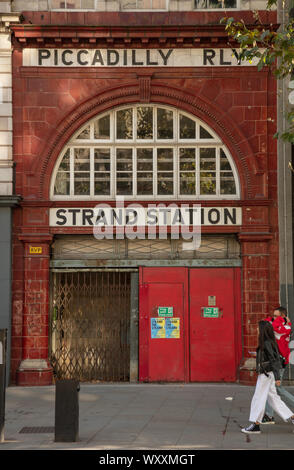 L'Aldwych tube station è una delle metropolitana di Londra le stazioni di chiusura, con una ricca storia per il suo ruolo durante il blitz e reso celebre in molti film. Foto Stock