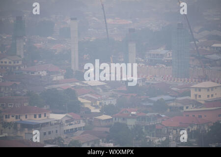 Kuala Lumpur, Malesia. Xviii Sep, 2019. Vista della città di Kuala Lumpur con haze.Più di un migliaio di scuole in Malesia sarà vicino a causa del peggioramento di fumo e il malese Meteorologia Dipartimento si aspetta la nebulosità per continuare. Secondo l Asean meteorologici specializzati (ASMC) La nebulosità è probabile che hanno originato da Indonesia e molti altri paesi sono state vittime all'aria malsana dell'inquinamento. Credito: Faris Hadziq SOPA/images/ZUMA filo/Alamy Live News Foto Stock