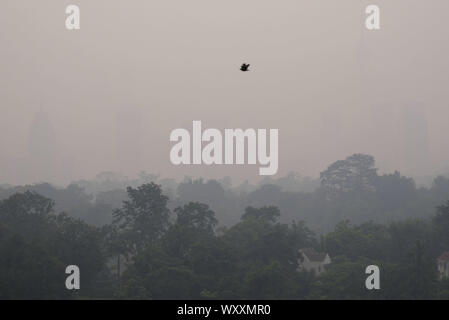 Kuala Lumpur, Malesia. Xviii Sep, 2019. Vista di Kuala Lumpur con haze dal Bukit Tunku.Più di un migliaio di scuole in Malesia sarà vicino a causa del peggioramento di fumo e il malese Meteorologia Dipartimento si aspetta la nebulosità per continuare. Secondo l Asean meteorologici specializzati (ASMC) La nebulosità è probabile che hanno originato da Indonesia e molti altri paesi sono state vittime all'aria malsana dell'inquinamento. Credito: Faris Hadziq SOPA/images/ZUMA filo/Alamy Live News Foto Stock