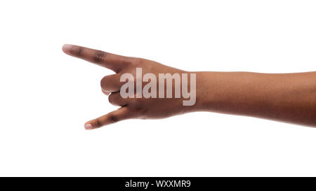 Nero donna la mano facendo segno di capra isolati su sfondo bianco Foto Stock