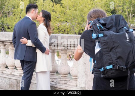 Parigi, Francia - 31 Ago, 2019: Un asiatico giovane frequentare un impegno sparare sul Pont de Bir-Hakeim, a Parigi, Francia. Foto Stock