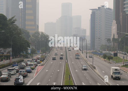 Kuala Lumpur, Malesia. Xviii Sep, 2019. Vista della città di Kuala Lumpur con haze.Più di un migliaio di scuole in Malesia sarà vicino a causa del peggioramento di fumo e il malese Meteorologia Dipartimento si aspetta la nebulosità per continuare. Secondo l Asean meteorologici specializzati (ASMC) La nebulosità è probabile che hanno originato da Indonesia e molti altri paesi sono state vittime all'aria malsana dell'inquinamento. Credito: Faris Hadziq SOPA/images/ZUMA filo/Alamy Live News Foto Stock