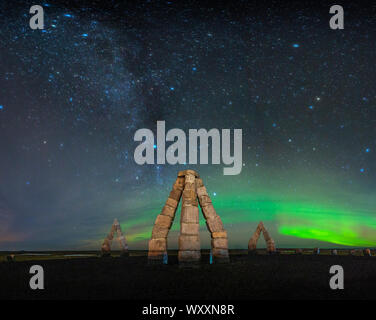 L'Artico Henge, (Heimskautsgerdi).Arctic Henge, ispirato da Stonehenge, un enorme orologio solare in un remoto nord est del paese, Raufarhofn, Islanda Foto Stock