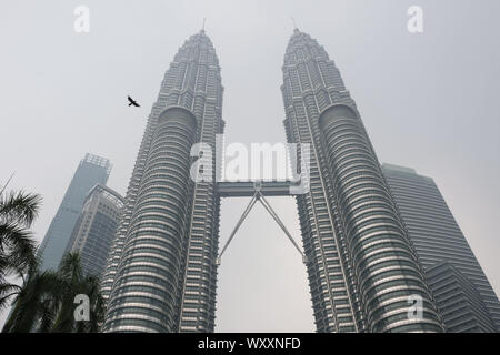 Kuala Lumpur, Malesia. Xviii Sep, 2019. Kuala Lumpur Twin Tower (KLCC) di haze.Più di un migliaio di scuole in Malesia sarà vicino a causa del peggioramento di fumo e il malese Meteorologia Dipartimento si aspetta la nebulosità per continuare. Secondo l Asean meteorologici specializzati (ASMC) La nebulosità è probabile che hanno originato da Indonesia e molti altri paesi sono state vittime all'aria malsana dell'inquinamento. Credito: Faris Hadziq SOPA/images/ZUMA filo/Alamy Live News Foto Stock