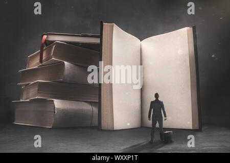 Visione astratta di un imprenditore in piedi di fronte a un enorme libro con pagine vuote Foto Stock