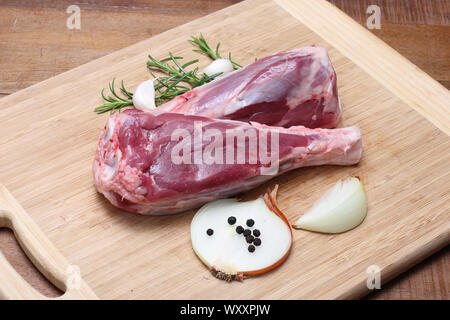 Gambo di agnello sul tagliere Foto Stock