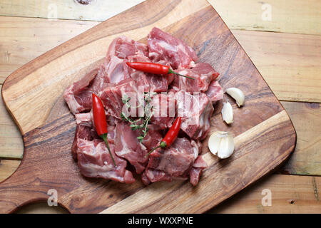 Carni bovine costine sul tagliere Foto Stock