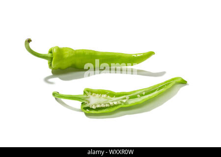 Banane verdi pepe isolato su sfondo bianco. Il Capsicum annuum cultivar Foto Stock