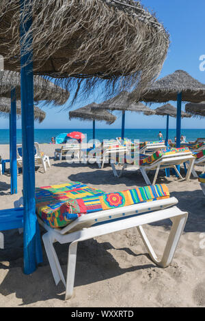 El Bombo beach, La Cala de Mijas, Costa del Sol, provincia di Malaga, Andalusia, Spagna meridionale. Foto Stock