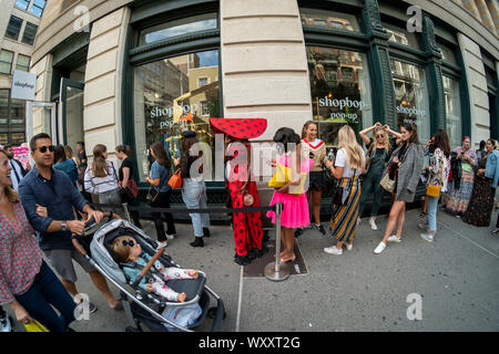 Gli amanti dello shopping line fino al di fuori dell'ShopBop mattoni e malta di pop-up nel quartiere di Soho di New York domenica 8 settembre 2019 per acquistare designer mode. Il 20 enne online merchant ha aperto il suo primo pop-up di mattoni e malta store, distribuzione essa coincida con NYFW. (© Richard B. Levine) Foto Stock