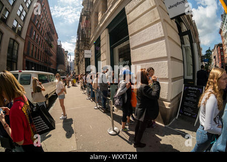 Gli amanti dello shopping line fino al di fuori dell'ShopBop mattoni e malta di pop-up nel quartiere di Soho di New York domenica 8 settembre 2019 per acquistare designer mode. Il 20 enne online merchant ha aperto il suo primo pop-up di mattoni e malta store, distribuzione essa coincida con NYFW. (© Richard B. Levine) Foto Stock