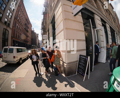 Gli amanti dello shopping line fino al di fuori dell'ShopBop mattoni e malta di pop-up nel quartiere di Soho di New York domenica 8 settembre 2019 per acquistare designer mode. Il 20 enne online merchant ha aperto il suo primo pop-up di mattoni e malta store, distribuzione essa coincida con NYFW. (© Richard B. Levine) Foto Stock