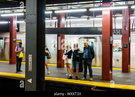 I piloti della metropolitana attendere un treno a 47-50th Street Rockefeller Center station nella metropolitana di New York il Venerdì, 6 settembre 2019. (© Richard B. Levine) Foto Stock