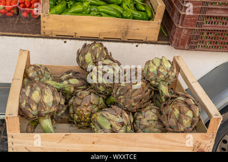 Carciofi freschi in vendita su un mercato in stallo Foto Stock