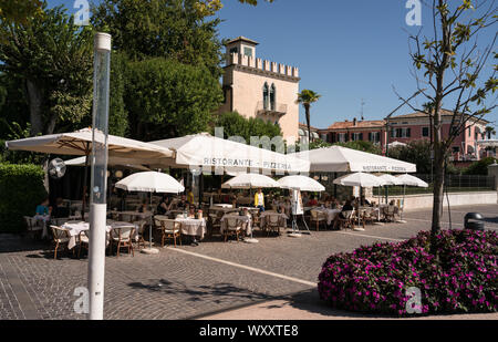 Ristorante terrazza sul lago a Bardolino Lago di Garda Foto Stock