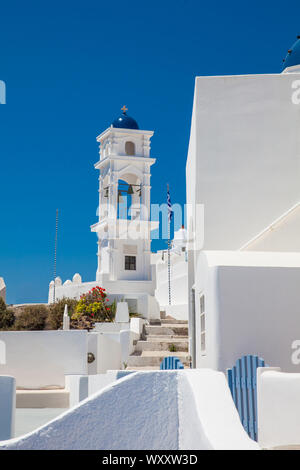 Vicoli tipici delle città più belle dell'isola di Santorini Foto Stock