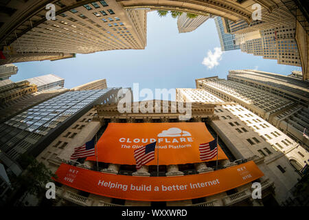 Il New York Stock Exchange di Lower Manhattan a New York venerdì 13 settembre, 2019 è decorata con un banner per il Cloudflare offerta pubblica iniziale. Cloudflare fornisce la sicurezza e il supporto per la distribuzione di contenuti per siti web commerciali. (© Richard B. Levine) Foto Stock