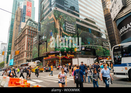 Gruppi di Facebook pubblicità in Times Square a New York venerdì 12 settembre, 2019. (© Richard B. Levine) Foto Stock