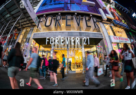 La Forever 21 store in Times Square a New York martedì, 17 settembre 2019. Per sempre 21 è segnalato per essere rivolta verso le difficoltà finanziarie ed è in via di sviluppo di piani per un potenziale fallimento. (© Richard B. Levine) Foto Stock