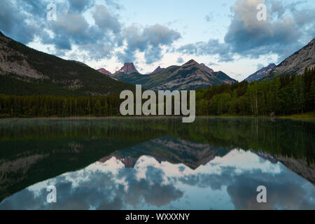 Sunrise a cuneo Pond, Kananaskis Country, Canadian Rocky Mountains, Alberta, Canada Foto Stock
