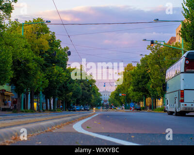 SZEGED, UNGHERIA - Luglio 11, 2019: vista sulla rotonda con le automobili e i tram che passa sulla strada Boldogasszony boulevard a Szeged, Ungheria. Foto Stock