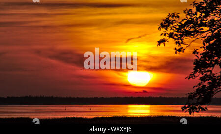 Tramonto sul bodden del mar Baltico Foto Stock