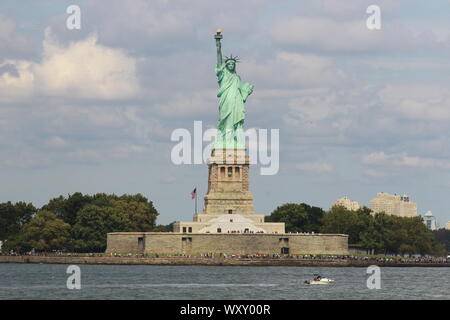 Una vista della Statua della Libertà a bordo di Staten Island Ferry in New York City. Foto Stock