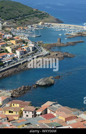 Il campanile della cattedrale di Sant'Antonio Abate, che emerge al di là del tetto di una casa nel borgo antico di Castelsardo Foto Stock