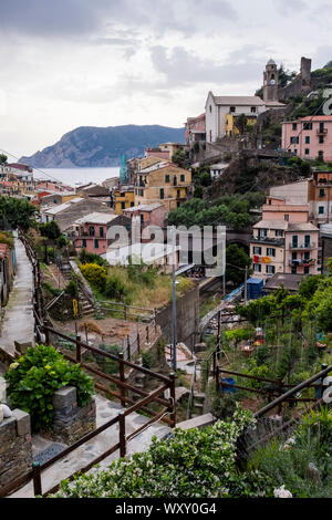 Vista da sopra il villaggio di Vernazza, con le montagne e il mare ligure delle Cinque Terre costa dell Italia nella distanza Foto Stock