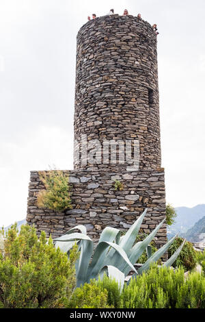 Vista della torre di avvistamento del castello Doria, costruito nel XV secolo come difesa contro i pirati in Vernazza, Italia Foto Stock