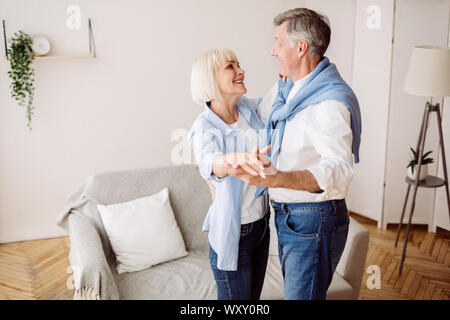 Felice Coppia matura in ballo nel soggiorno Foto Stock