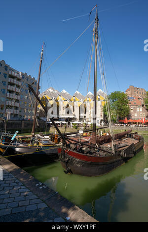 Vecchie navi nella vecchia habor di Rotterdam, città di architettura Foto Stock