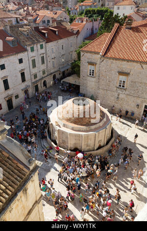 Fontana di Dubrovnik - la grande fontana di Onofrio e degli edifici circostanti dal di sopra, Dubrovnik Città Vecchia, Dubrovnik Croazia Europa Foto Stock